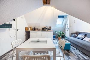 a kitchen and living room with a table and chairs at Ferienwohnung Albatros Steinhude in Wunstorf +22 photos
