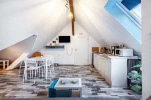 a kitchen and dining room in a loft with a table at Ferienwohnung Albatros Steinhude in Wunstorf