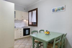 a kitchen with a table with a bowl of fruit on it at Ultimo Tiro - app Secondo Tiro in Cisano sul Neva