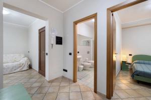 a bedroom with a bed and a bathroom at Ultimo Tiro - app Secondo Tiro in Cisano sul Neva