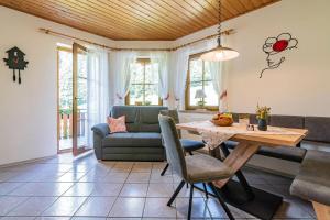 a living room with a table and a couch at Springhansenhof in Oppenau