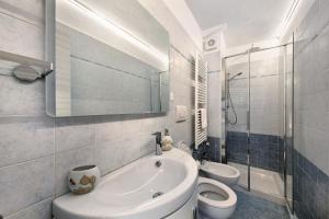 a bathroom with a sink and a toilet and a tub at Appartamento Bucaneve - Padola in Padola +37 photos