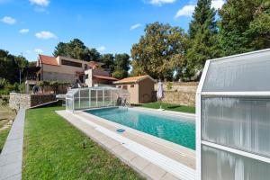 a swimming pool in a yard next to a house at Terra Nossa com Piscina aquecida in Vila Real