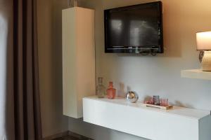 a flat screen tv hanging on a wall at Ferienwohnung Malerstübchen in Willingen