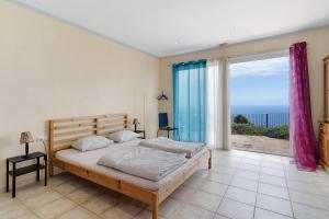a bedroom with a bed with a view of the ocean at Casa Sirius in Tijarafe