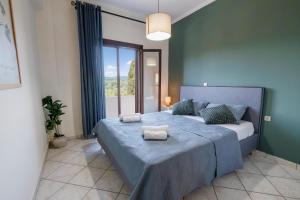 a bedroom with a bed with two towels on it at Breathing Apartments in Virós