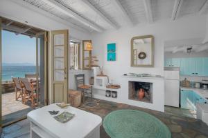 a living room with a fireplace and a table at Karavi in Rámos