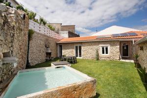 an outdoor swimming pool in a yard next to a building at Moradia dos Castelos Amarelo in Santarém