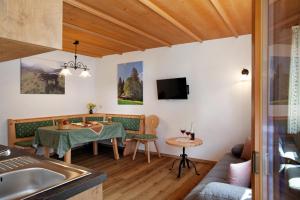 a living room with a table and a couch at Ferienwohnung Waxensteinblick in Grainau