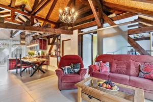 a living room with two red couches and a table at Wohnung am Stadtrand im Grünen in Zeuthen