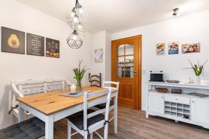 a kitchen and dining room with a wooden table and chairs at Ferienwohnung Schätzle in Schuttertal