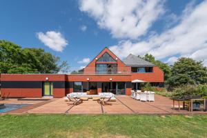 a house with a patio with a table and chairs at Suite Cathédrale - Ty Castel in Ploeren