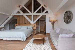a bedroom with a bed and a couch at Suite Cathédrale - Ty Castel in Ploeren