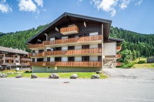 a building on the side of a road at Appt bien agencé, bien placé-Châtel in Châtel