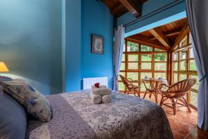 ein Schlafzimmer mit einem Bett und einem Tisch mit Stühlen in der Unterkunft Socastillo C in Fresnedo