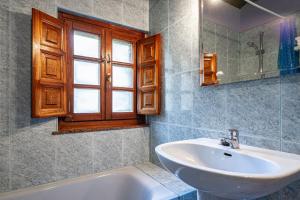 ein Badezimmer mit Waschbecken, Toilette und Fenster in der Unterkunft Socastillo C in Fresnedo + 19 Fotos