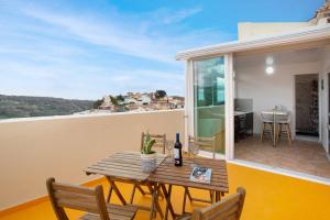 a patio with a table and chairs on a balcony at Carmelo y Carmela 6 in Teror