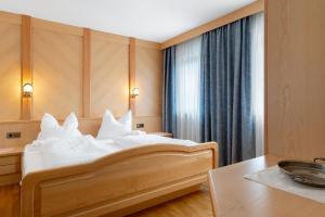 a hotel room with a bed and a window at Mayr Apartments Fünf in Plaus