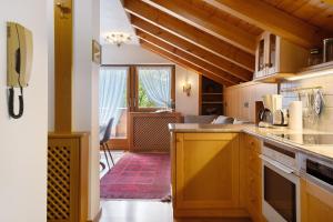 a kitchen with wooden cabinets and a yellow counter top at Mayr Apartments Fünf in Plaus