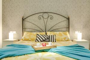 a bed with a tray with two cups on it at 1b Srv in Vecindario