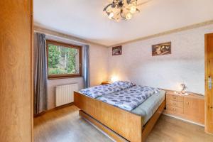 a bedroom with a bed and a window at Ferienwohnung Ainhauser in Campolasta