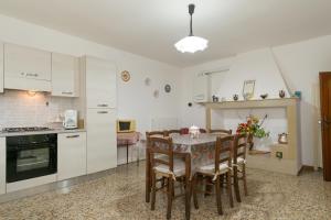a kitchen and dining room with a table and chairs at Appartamento Stella in Chianni