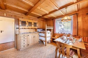 a dining room with a table and a bunk bed at Ferienwohnung Ainhauser in Campolasta