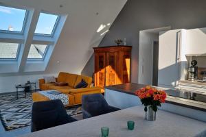a kitchen and living room with a table and a couch at Ferienwohnung Munzert - Bodensee in Langenargen