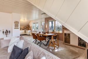 a living room with a couch and a table at Ferienwohnung am Wald in Eppenrod