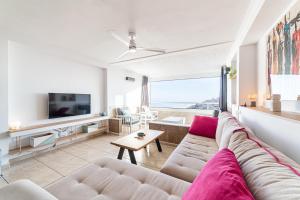 a living room with a couch and a tv at Espejo del Mar in Almería
