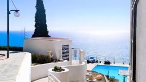 a view of a swimming pool and the ocean at Espejo del Mar in Almería