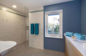 a bathroom with a sink and a window at Appartements Bank Am See in Immenstaad am Bodensee