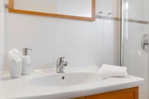 a bathroom with a sink and a shower at Privatzimmer Kippenhausen in Immenstaad am Bodensee