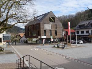 a building on the side of a street at Ferienwohnung Mühlengrün in Oberwolfach
