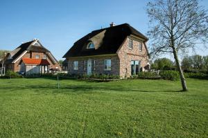 a large brick house with a gambrel roof at Meerzeit in Mellnitz