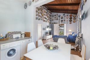 a kitchen and dining room with a white table and chairs at Vivero El Suso in La Manga del Mar Menor
