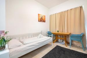 a room with a bed and a table and chairs at Aldars Urban Trio Suite Nr. 9 in Munich