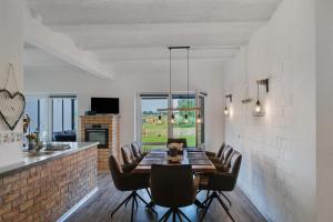 a kitchen and dining room with a table and chairs at Hof Musial in Pokrent