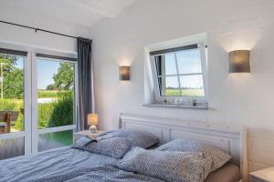 a bedroom with a bed and a window at Hof Musial in Pokrent