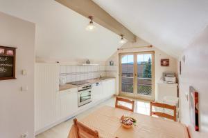 a kitchen with a table and a dining room at Ferienwohnung Gelting in Geretsried
