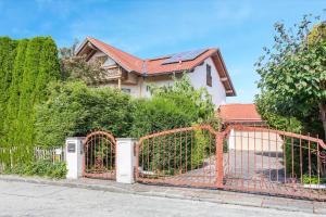 a house with an orange gate in front of a house at Ferienwohnung Gelting in Geretsried
