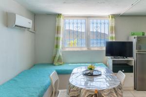 a small room with a table and a window at Wavedance Accommodation in Salamina