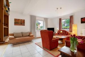 a living room with a couch and chairs and a table at Ferienwohnung Bunsoh in Bunsoh