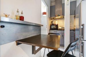 a kitchen with a table and chairs in a room at Appartement tout confort in Willstätt