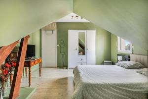 a bedroom with a bed and a desk at Chambre d'hôtes - La Gâtine in Rochecorbon