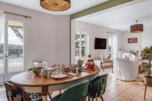 a dining room with a table and chairs at Chambre d'hôtes - La Gâtine in Rochecorbon +14 photos