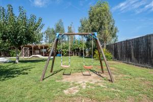 an empty swing set in a yard at Deltaprego in Deltebre
