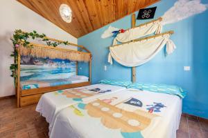 a bedroom with a bed in a blue room at Deltaprego in Deltebre