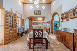 a kitchen and dining room with a table and chairs at Deltaprego in Deltebre