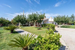 a house with a yard with trees and bushes at Deltaprego in Deltebre